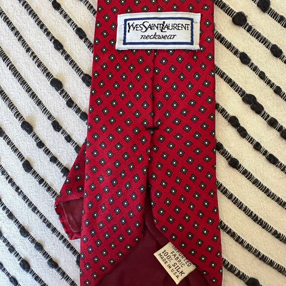 Yves Saint Laurent | Vintage Red Silk Necktie with Diamond Motif - Picture 2 of 5